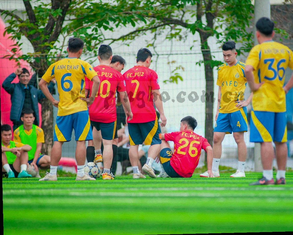 深色桌面上的预约清单、对阵卡和导出表格，旁边放着计时器